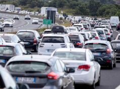 Il governo abolisce il bollo auto e moto per il 2027: “Via una delle tasse più odiate dagli italiani” Esodo bollino rosso - autostrada - traffico