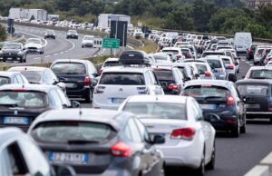 Il governo abolisce il bollo auto e moto per il 2027: “Via una delle tasse più odiate dagli italiani” Esodo bollino rosso - autostrada - traffico