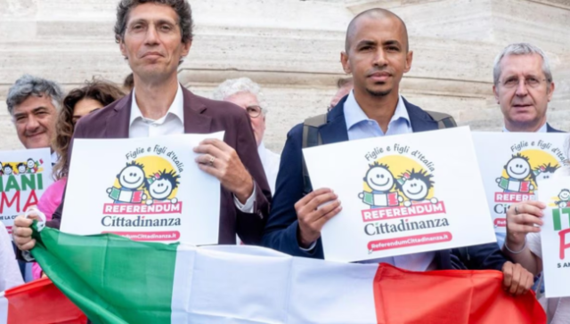 Riccardo Magi raccolta firme referendum cittadinanza Riccardo Magi raccolta firme referendum cittadinanza