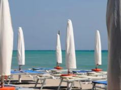 Estate 2026, vacanze di luglio in calo: 13,5 milioni di italiani in partenza, cresce il turismo esperienziale Spiaggia vuota vacanze crisi