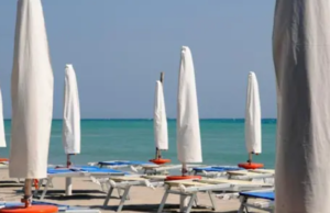 Estate 2026, vacanze di luglio in calo: 13,5 milioni di italiani in partenza, cresce il turismo esperienziale Spiaggia vuota vacanze crisi