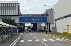 Stellantis rilancia Pomigliano? Dal 2028 “al via il progetto per l’elettrica compatta e accessibile” Stellantis Pomigliano auto crisi automotive Campania