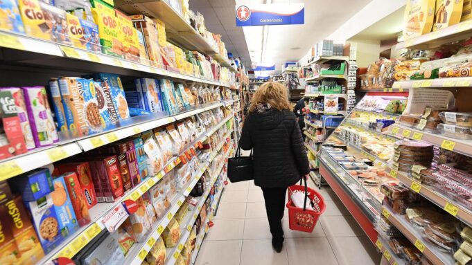 Inflazione sotto controllo, ma il carrello corre ancora: i prezzi tornano a salire a fine 2025 Inflazione carrello della spesa shrinkflation