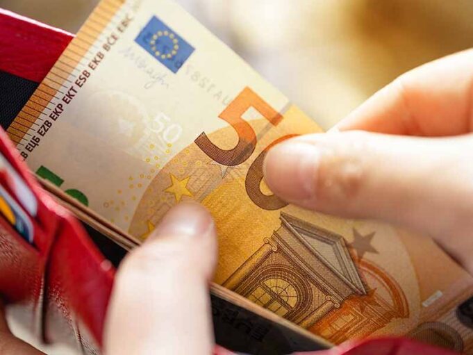 Dal diesel alle sigarette: il 2026 si apre con una raffica di rincari tredicesima-soldi-pressione fiscale - contante