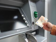 Risparmio in crescita, ma l’Italia resta spaccata: Nord sopra il 10%, Sud fermo al 6% Euro soldi bancomat NC