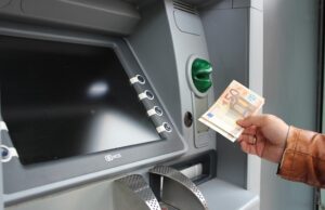 Risparmio in crescita, ma l’Italia resta spaccata: Nord sopra il 10%, Sud fermo al 6% Euro soldi bancomat NC