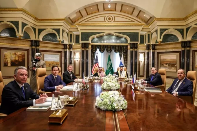 Negoziati “ristretti” a Riad tra USA e Russia sulla guerra in Ucraina: male l’Europa in un vertice a Parigi