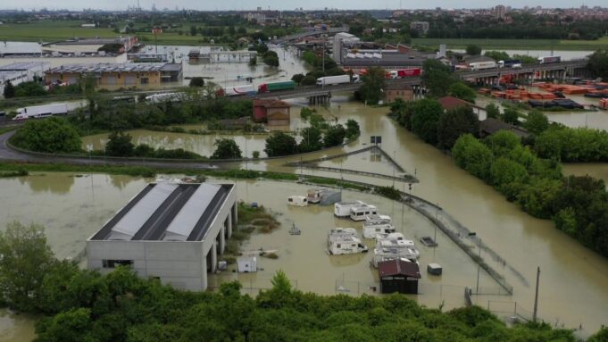 Polizze anti‑calamità, scatta l’obbligo per turismo e ristorazione: cosa rischia chi non si adegua Alluvione Assicurazione catastrofale
