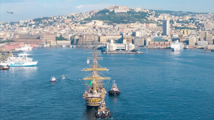 L’Amerigo Vespucci torna a casa: storia, emozioni e futuro nel Golfo di Napoli