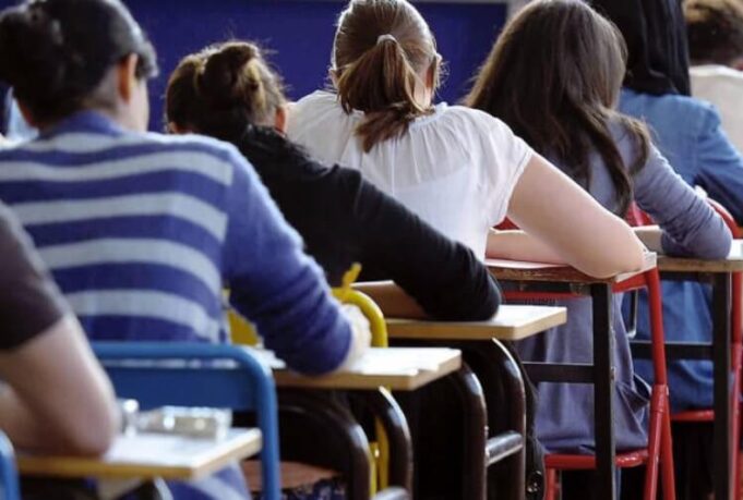 Maturità 2026, dalle poesie di Pavese ai saggi di Furedi: tutte le tracce della prima prova Esame di maturità
