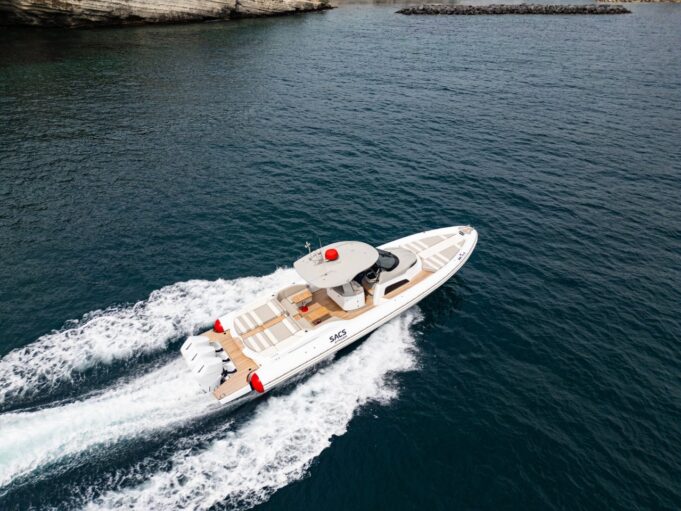 Nautica e sartoria di lusso insieme per il Made in Italy: debutta lo Strider 13 KNT x SACS