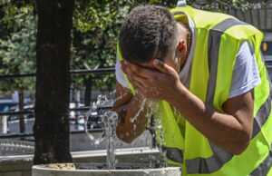 L’economia del caldo: come le estati estreme stanno cambiando costi, produttività e modelli d’impresa Lavoratore sotto al sole refrigerio caldo