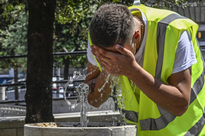 L’economia del caldo: come le estati estreme stanno cambiando costi, produttività e modelli d’impresa Lavoratore sotto al sole refrigerio caldo