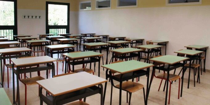Istruzione, l’Italia investe ancora troppo poco: la scuola come motore dimenticato della crescita Istruzione scuola educazione - foto di banchi vuoti in una classe