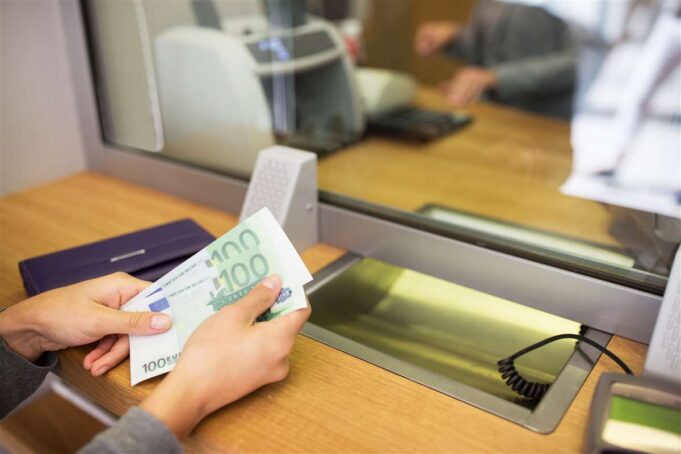 Desertificazione bancaria, 268 sportelli chiusi nei primi nove mesi del 2025: oltre 11 milioni di italiani a rischio esclusione finanziaria Sportello banca - sportelli