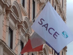 SACE vara il Piano Strategico 2026‑2028: 150 miliardi per export, filiere e investimenti ad alto impatto Foto bandiera Sace