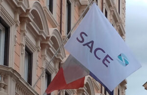 SACE vara il Piano Strategico 2026‑2028: 150 miliardi per export, filiere e investimenti ad alto impatto Foto bandiera Sace