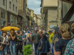 Rapporto Bes Istat: migliorano lavoro e salute, ma la povertà assoluta colpisce oltre 5,4 milioni di italiani Italia società rapporto bes gente in strada