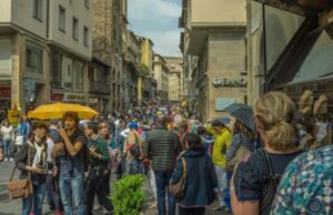 Rapporto Bes Istat: migliorano lavoro e salute, ma la povertà assoluta colpisce oltre 5,4 milioni di italiani Italia società rapporto bes gente in strada