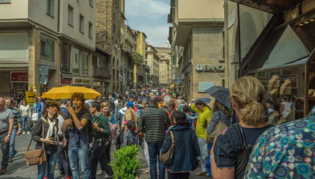 Istat: Italia più povera e diseguale della media Ue, ma più sana e sicura. I dati del Rapporto Bes Italia società rapporto bes gente in strada