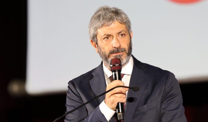 Campania 2025, Fico rilancia welfare e diritti: “La sanità non sarà privatizzata né regionalizzata” Roberto Fico