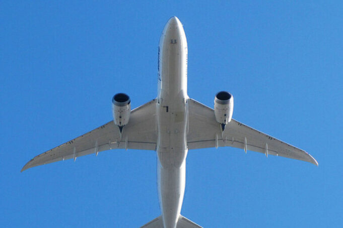 Pasqua 2026, il caro-voli torna a pesare: tariffe in aumento fino al 60% Caro voli