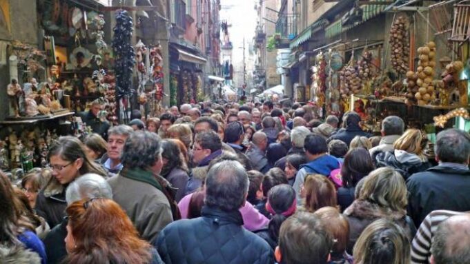 Napoli capitale del turismo urbano continuo: record di arrivi tra Natale e Capodanno Napoli san gregorio armeno