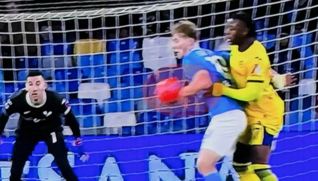 Napoli-Verona e il caso VAR, il ds Manna accende il dibattito su arbitri: “Sotto gli occhi di tutti” Gol annullato Napoli