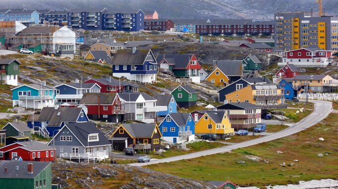 Trump vuole “comprare” la Groenlandia, offerte fino a 100 mila dollari a persona: secco no di Copenhagen e Nuuk