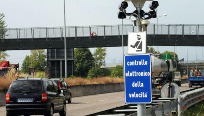 Autovelox a rischio spegnimento: l’allarme del Codacons investe anche tutor e autostrade Autovelox controllo elettronico velocità