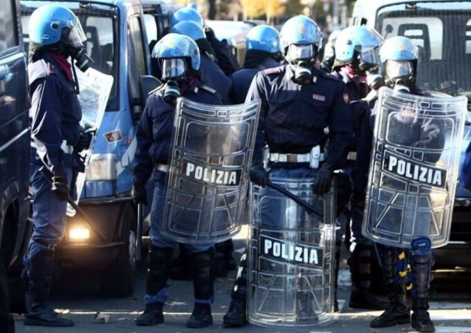 Decreto sicurezza, via libera del Cdm: stretta su piazze, coltelli e immigrazione Celerini polizia tenuta antisommossa