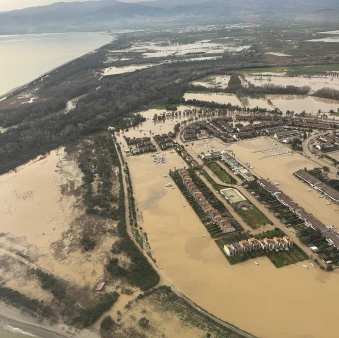 Crati rompe gli argini, Piana di Sibari sommersa: evacuate Thurio, Ministalla e Foggia. Sommersi i Laghi