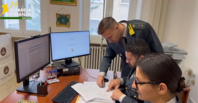 Banca “fantasma” e schema Ponzi: oltre 4 milioni movimentati, più di 500 vittime Guardia di Finanza