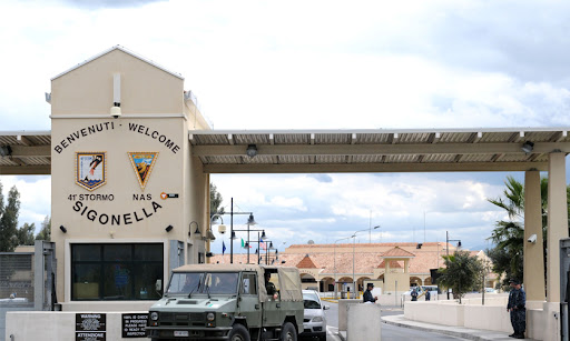 Sigonella, stop dell’Italia agli Usa: “Niente atterraggi senza autorizzazione”. Sale la tensione con Washington