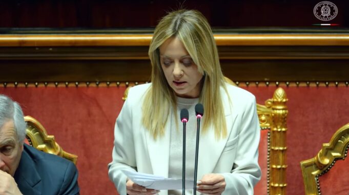 Attacco all’Iran, Meloni al Senato: “L’Italia non entrerà in guerra”. Stretta contro la speculazione sui carburanti