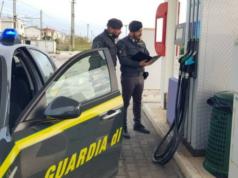 Carburanti, il governo proroga il taglio delle accise fino al 1° maggio. Giorgetti: “Copertura da 500 milioni recuperati dall’Ets” Sottotitolo