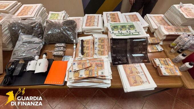 Falsificazione, scoperta stamperia clandestina a Torre Annunziata: sequestrati oltre 2,8 mln falsi