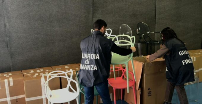 Design contraffatto, maxi operazione GdF per salvaguardia Made in Italy: sequestrati 6.500 pezzi e 14 persone deferite