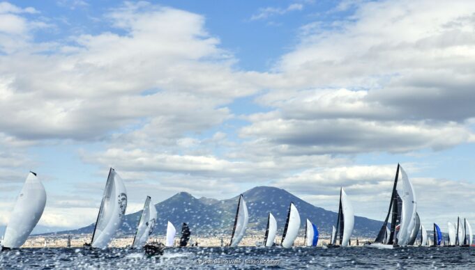 Tre Golfi Sailing Week 2026, numeri da record: 211 iscritti e una flotta internazionale senza precedenti