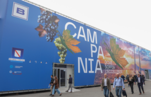 Vinitaly 2026, la Campania chiude in crescita: 170 aziende e 2.000 etichette in una vetrina internazionale ispirata all’America’s Cup Campania Vinitaly