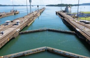 Hormuz bloccato, esplodono i costi del Canale di Panama: la guerra con l’Iran ridisegna le rotte globali dell’energia Canale di Panama