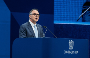 Orsini all’Assemblea Confindustria: “La guerra è una sconfitta dell’umanità. L’Europa deve cambiare passo” Emanuele Orsini assemblea Confindustria