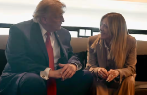 Trump a La7: “Meloni mi ha implorato per una foto”. La premier: “Tutto inventato”