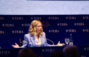 Cernobbio, gli imprenditori promuovono il governo Meloni. Crolla la fiducia nelle opposizioni Giorgia Meloni forum ambrosetti
