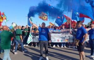 Taranto, 2.500 licenziamenti: l’indotto si ferma e scende in strada