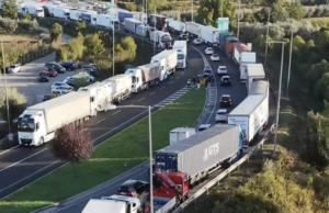 Nuovo giorno di blocchi. Protesta dei Tir, nodo A1-A30 ancora chiuso e viabilità in affanno: nei supermercati si vedono i primi effetti della serrata Blocco santa maria capuua vetere