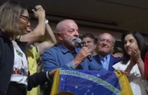 Brasile, Lula conquistato il quarto mandato con il 52%: Flávio Bolsonaro non riconosce il voto e chiede l’annullamento Lula Brasile