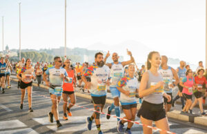 Neapolis Marathon 2026 da record: a Napoli oltre 8.000 podisti da 95 Paesi per la maratona dei grandi numeri