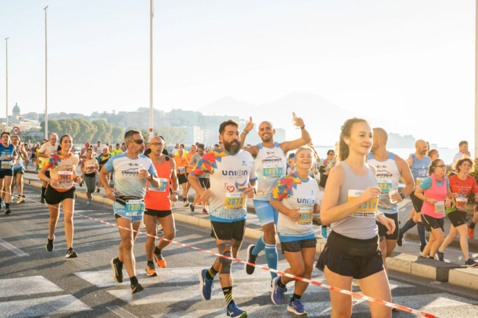 Neapolis Marathon 2026 da record: a Napoli oltre 8.000 podisti da 95 Paesi per la maratona dei grandi numeri