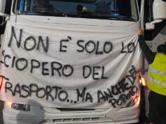 La protesta dei tir paralizza il Sud Italia: blocchi nei porti e presidi autostradali, scatta l’allarme supermercati in Campania
